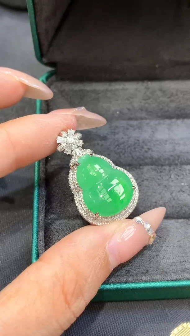 18K金镶嵌挂件翡翠葫芦