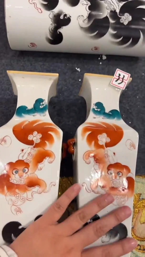 摆件瓷摆件瓷摆件狮子方瓶