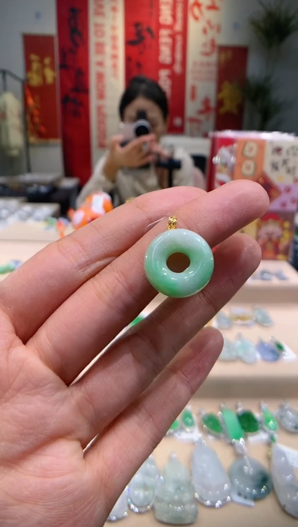 【闪购商品】翡翠吊坠(不含链)18K金镶嵌甜甜圈