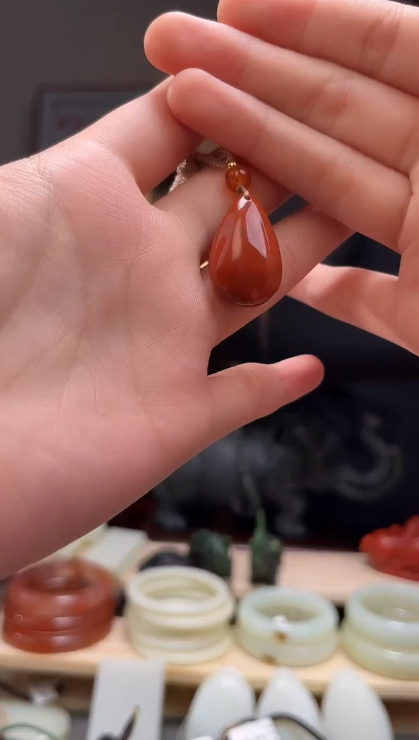 颈饰未镶嵌南红玛瑙吊坠