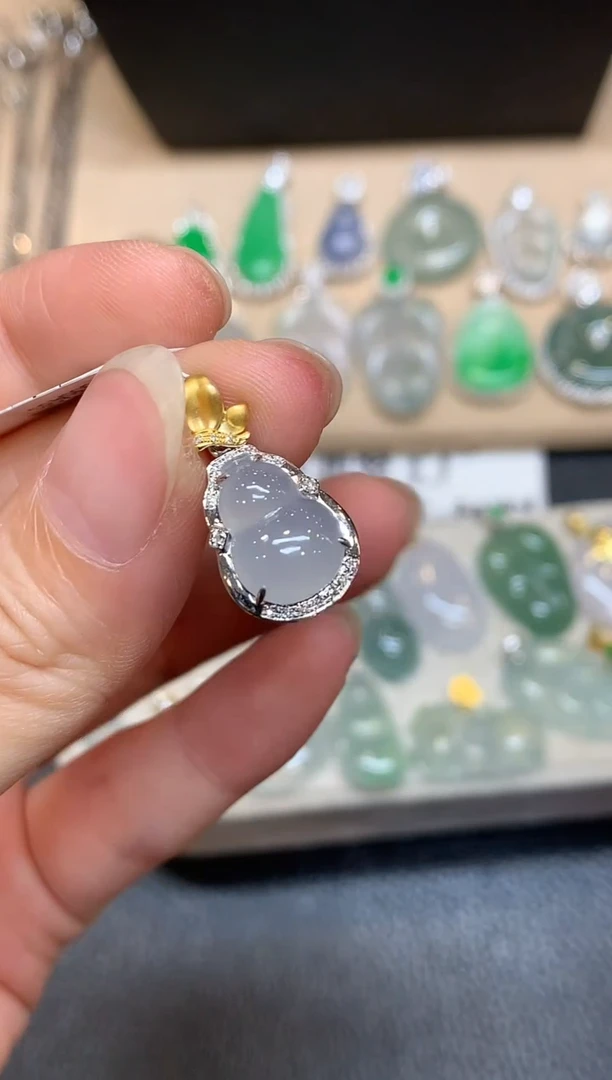 颈饰18K金镶嵌翡翠葫芦【无服务费