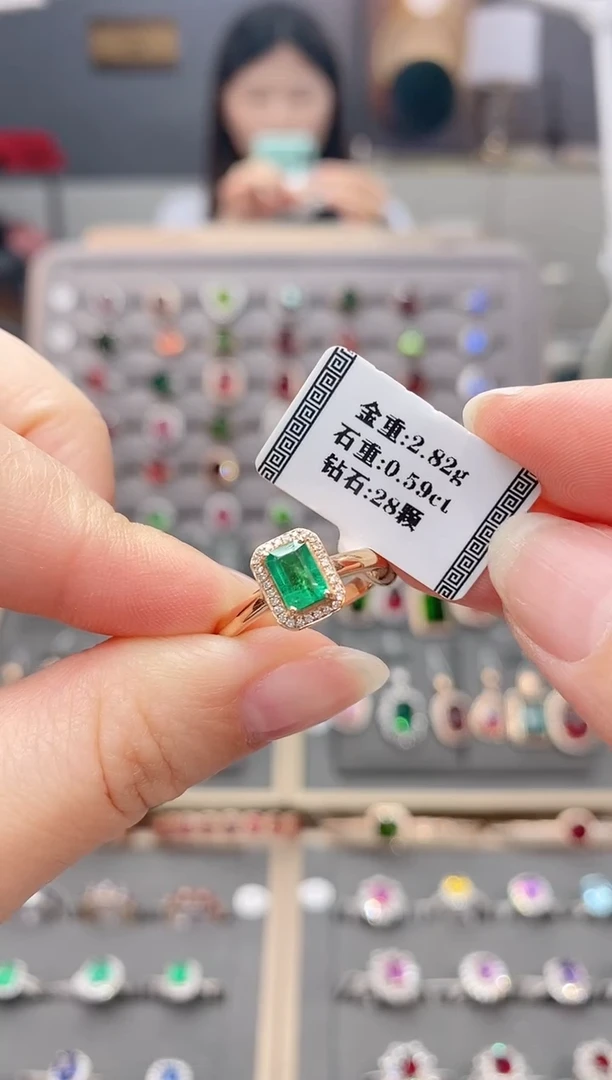 18K金镶嵌戒指祖母绿0.59