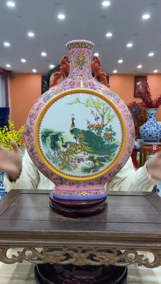 【闪购商品】摆件景德镇陶瓷花瓶粉色孔雀梵红双耳抱月瓶