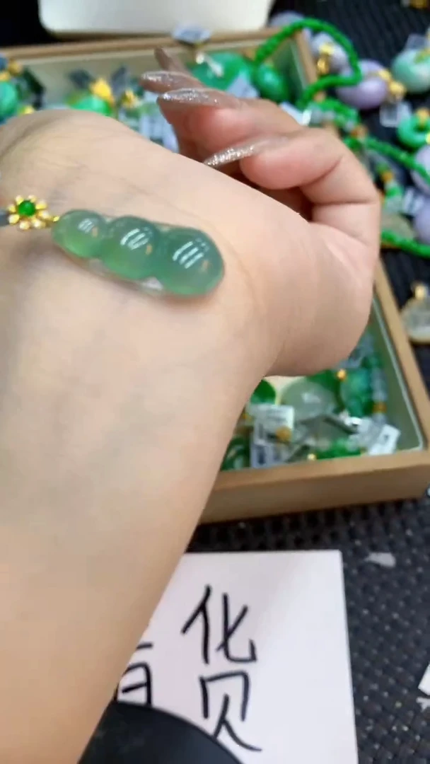 颈饰18K金镶嵌翡翠1