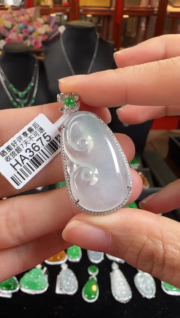 颈饰18K金镶嵌翡翠HA3675冰如意