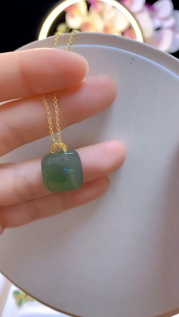 和田玉18K金镶嵌吊坠(赠链)湖水绿方糖