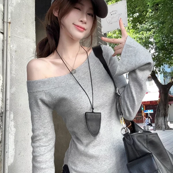 2025年秋季修身基础款简约休闲显瘦开叉长袖灰色露肩斜肩针织衫女
