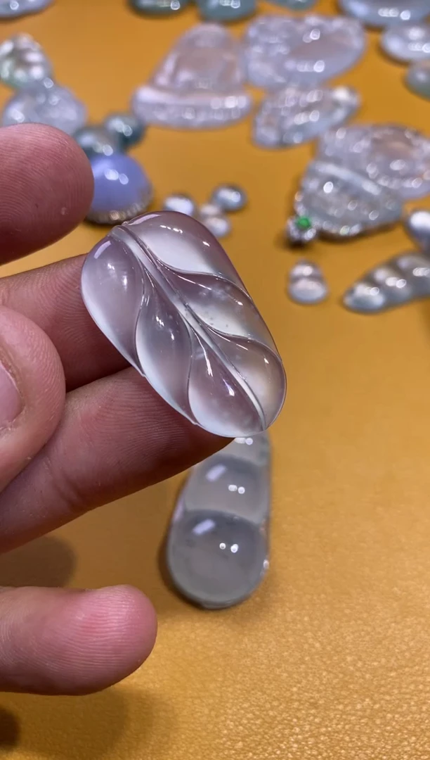 吊坠(不含链)未镶嵌翡翠叶子20000  31.5  19.1  4.3