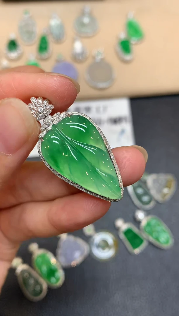 颈饰18K金镶嵌翡翠树叶【无服务费