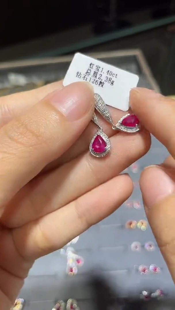 18K金镶嵌耳饰红宝石1