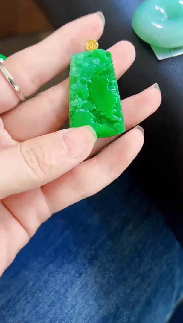 颈饰18K金镶嵌翡翠山水