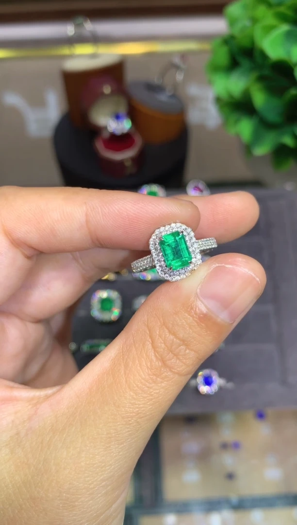 18K金镶嵌戒指祖母绿1.2CT