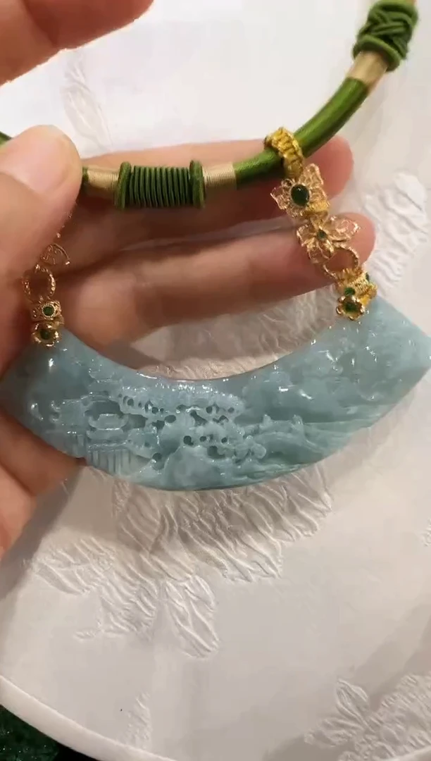 翡翠未镶嵌颈饰国风