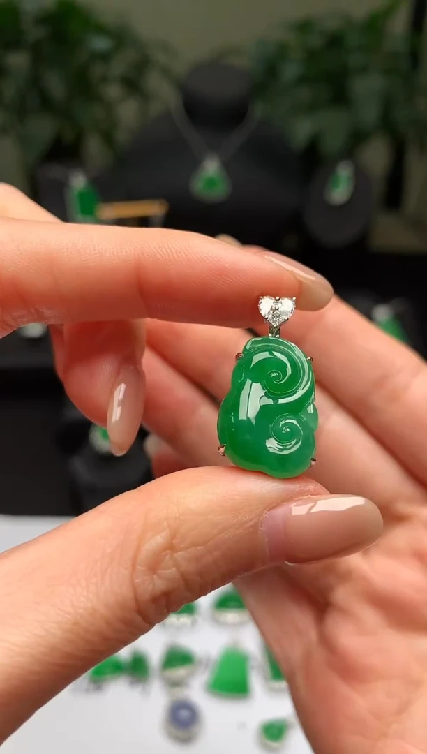 颈饰18K金镶嵌翡翠如意