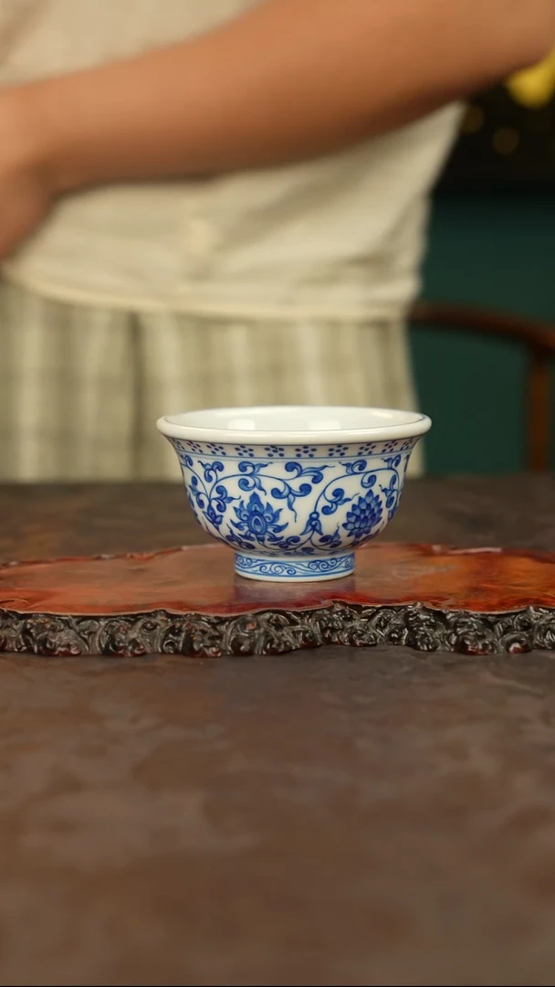 青花手绘缠枝莲主人杯