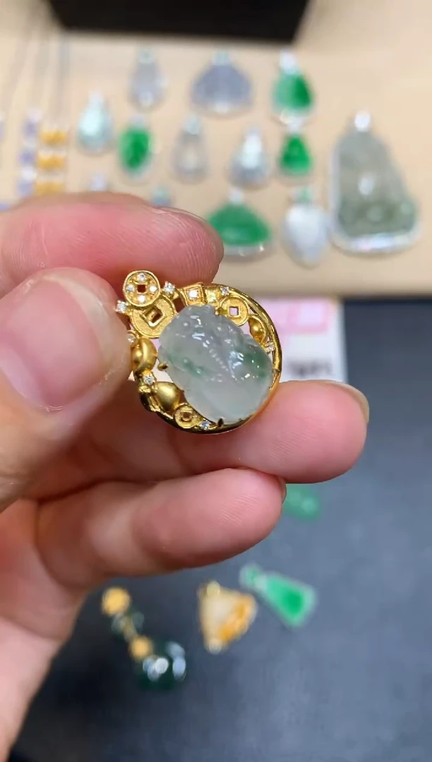 颈饰18K金镶嵌翡翠貔貅【无服务费【48小时鉴赏期】