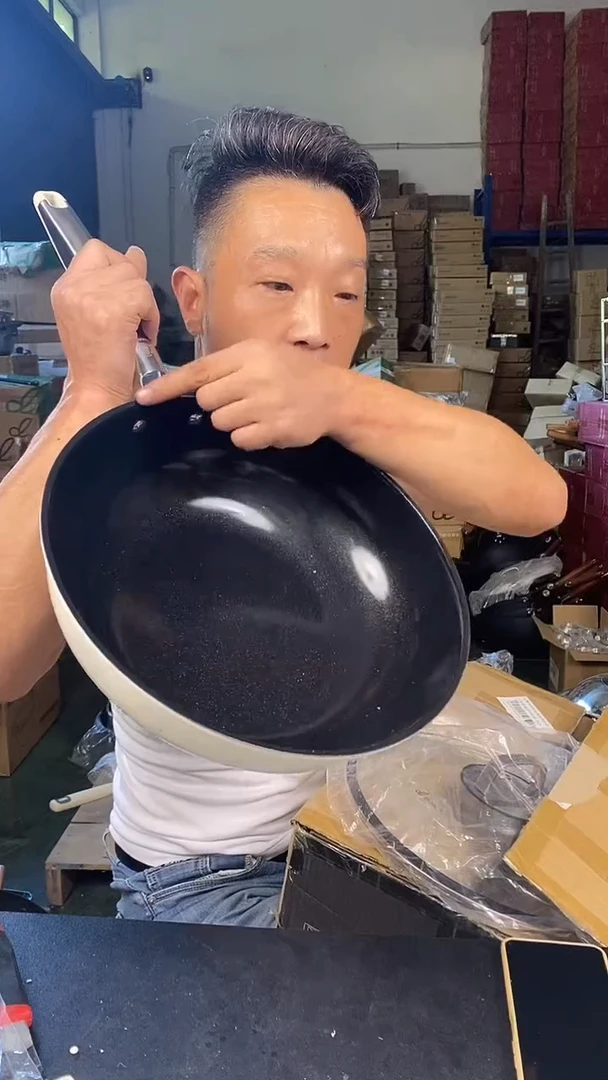 食品级塑料1 德马克钛晶炒锅32有盖 锅边有瑕疵