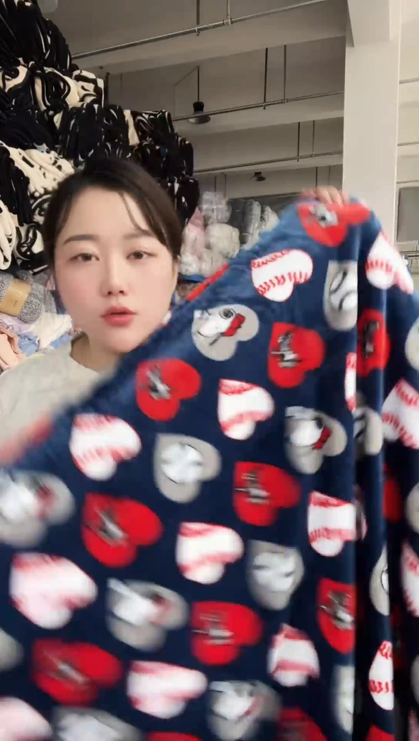 混纺主播手上展示的产品