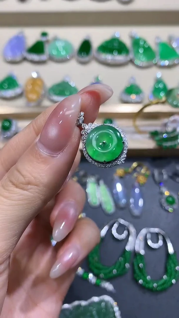 【闪购商品】翡翠吊坠(不含链)18K金镶嵌10团购