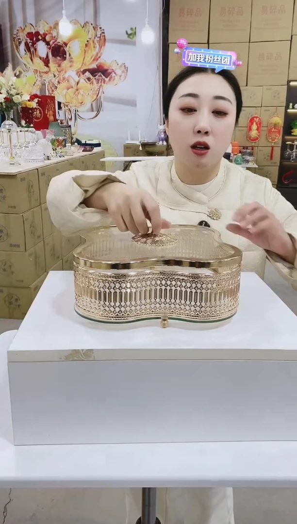 大号首饰盒一个.