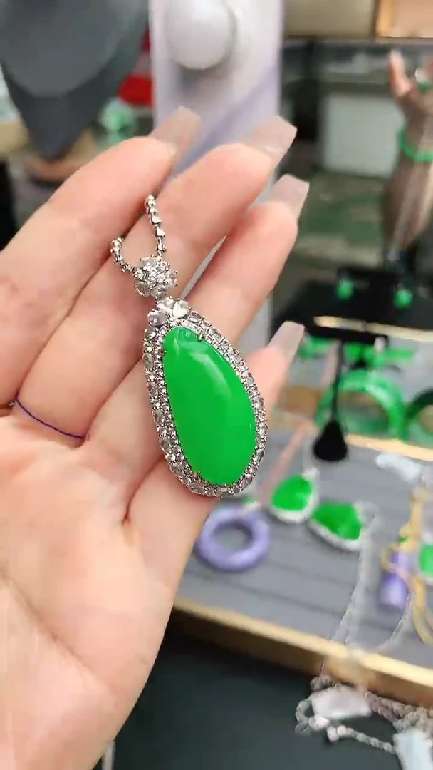 翡翠18K金镶嵌颈饰赠礼盒证书