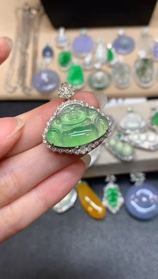 颈饰18K金镶嵌翡翠佛公【无服务费