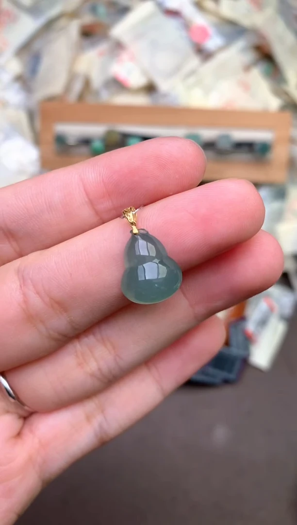 18K金镶嵌挂件翡翠 —