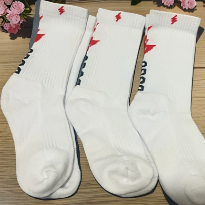 高货运动袜足球袜，微瑕！介意勿拍！