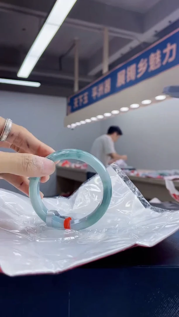 翡翠手镯未镶嵌手镯14