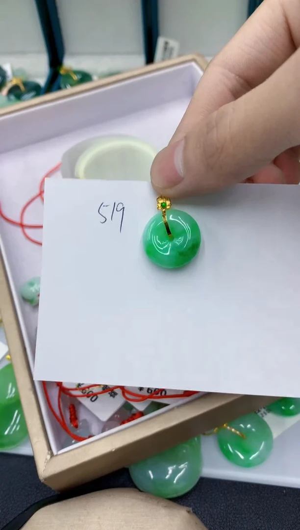 颈饰18K金镶嵌翡翠敏***子111111