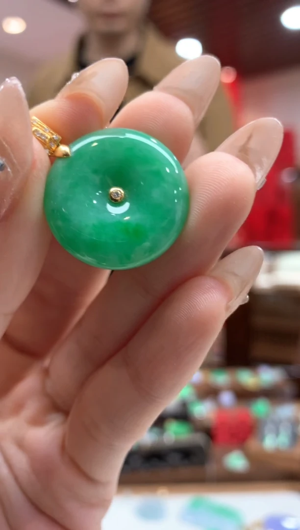 【闪购商品】翡翠吊坠(不含链)18K金镶嵌平安扣