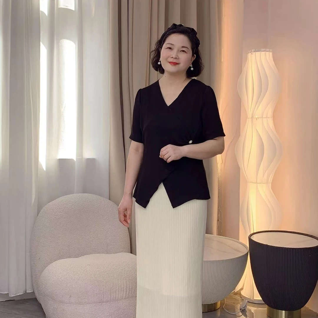 【上衣】V领短袖纽扣T恤气质显瘦百搭黑色小众收腰大码女装