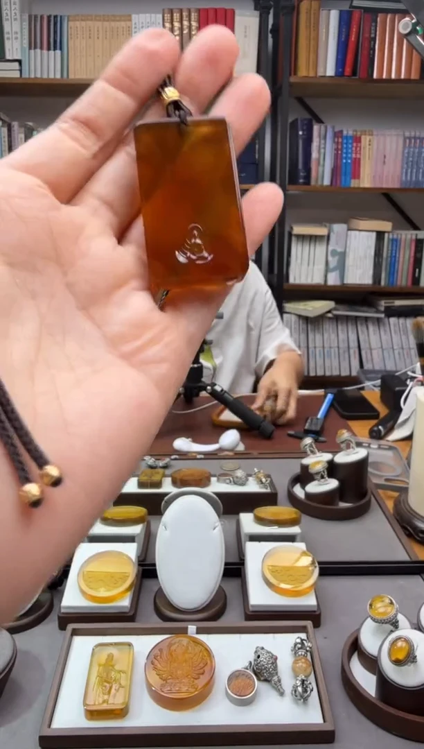 未镶嵌颈饰琥珀无相佛