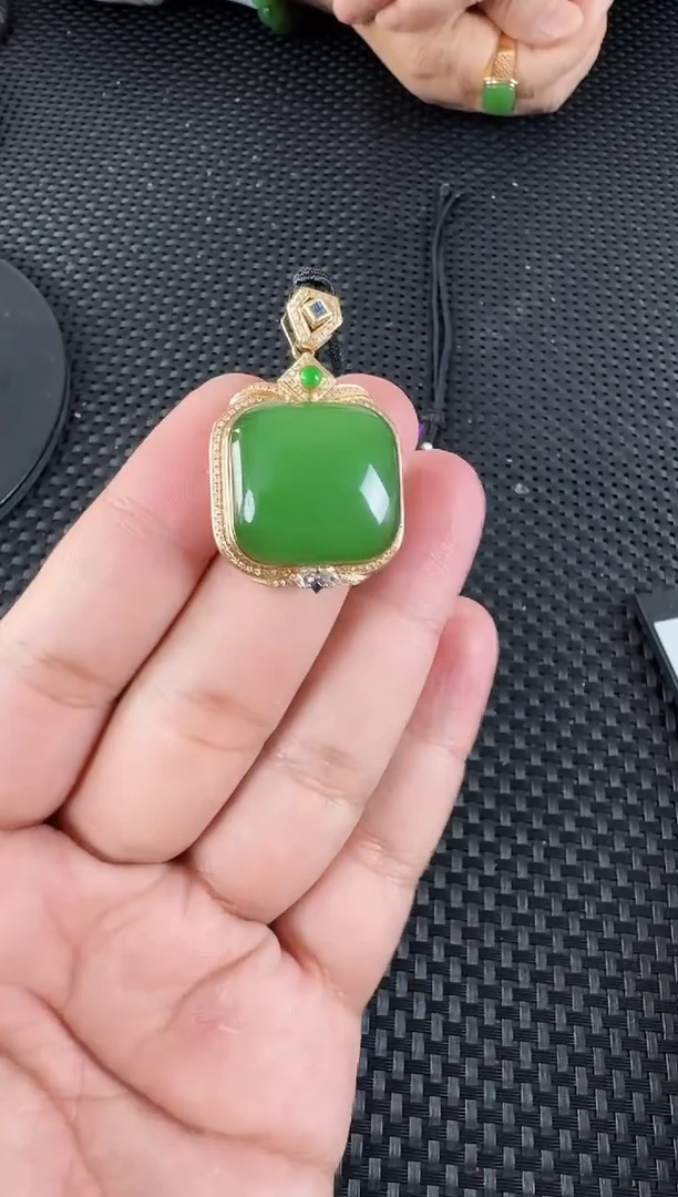 【闪购商品】和田玉（碧玉）吊坠18K金镶嵌1