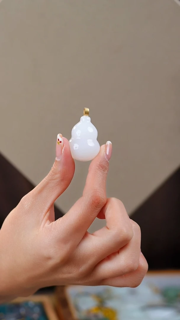 颈饰18K金镶嵌和田玉吊坠