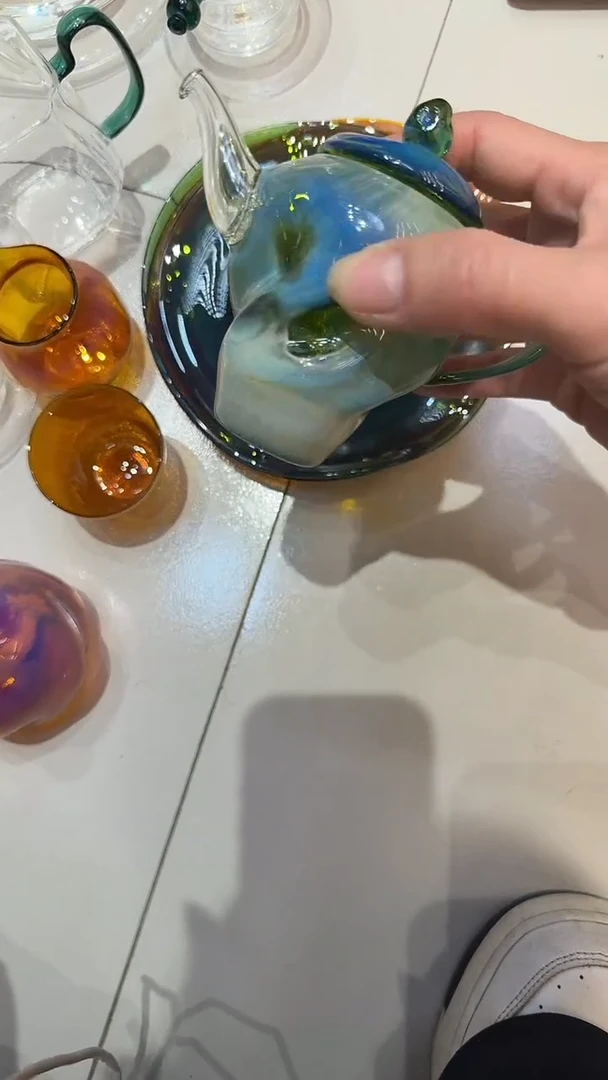 玉见手捏壶绿