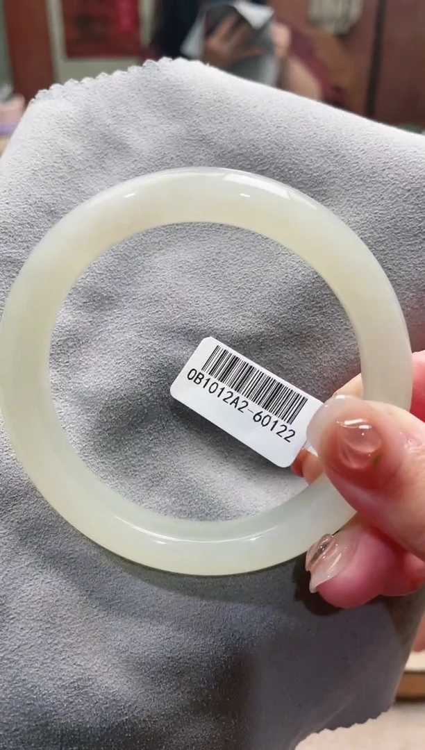 【闪购商品】和田玉手镯未镶嵌62+圈口