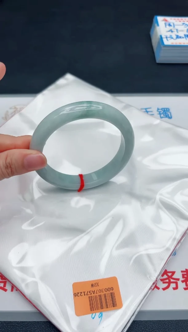 翡翠手镯未镶嵌，默认会有冰丝棉纹棉线，均需要有包容心