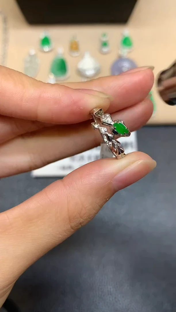 18K金镶嵌戒指翡翠随形【无服务费