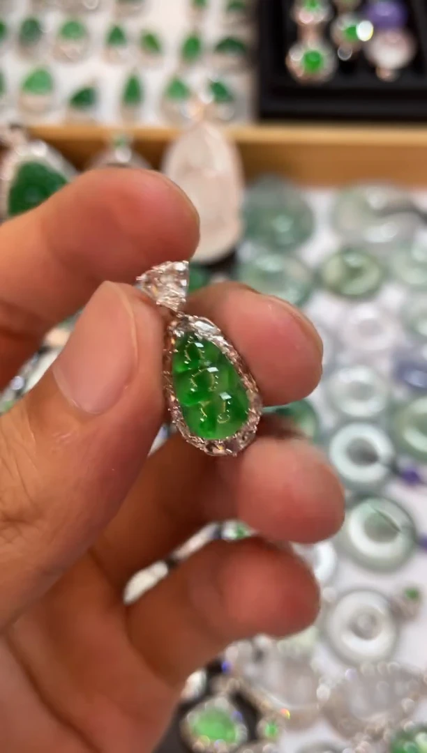 翡翠18K金镶嵌吊坠(不含链)豆子