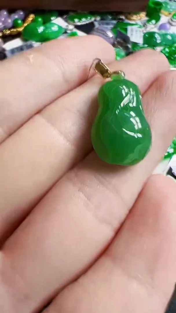 颈饰18K金镶嵌翡翠白菜