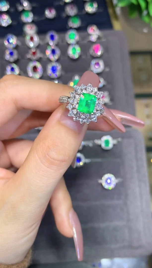 18K金镶嵌戒指祖母绿1.06CT