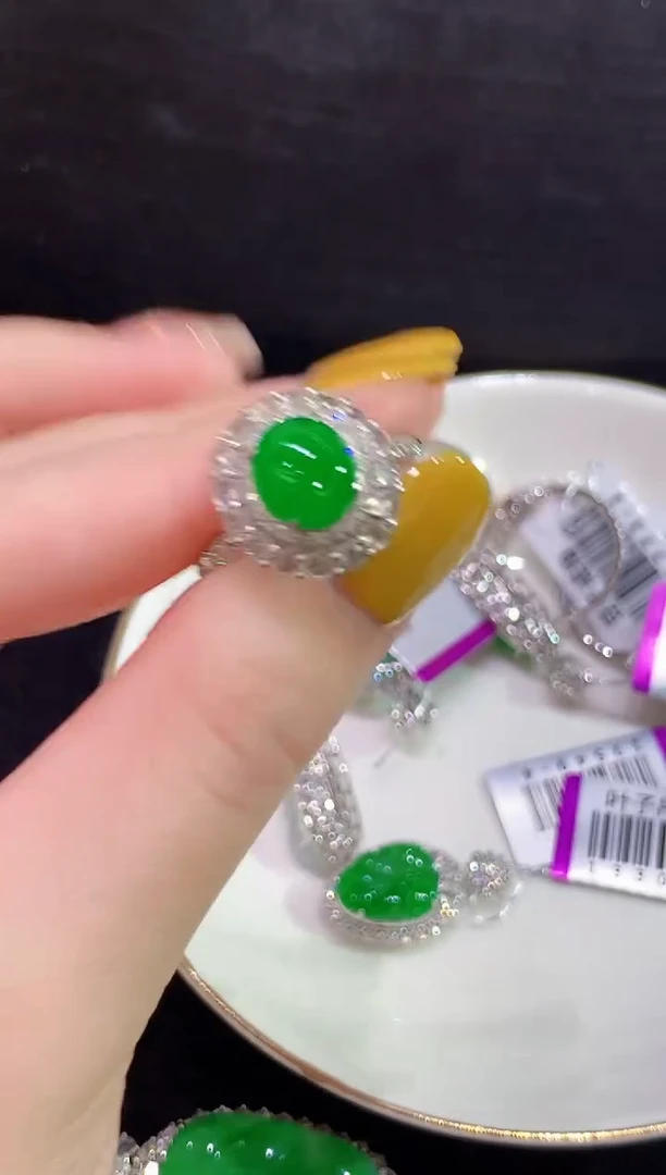 18K金镶嵌戒指翡翠多样性发其一