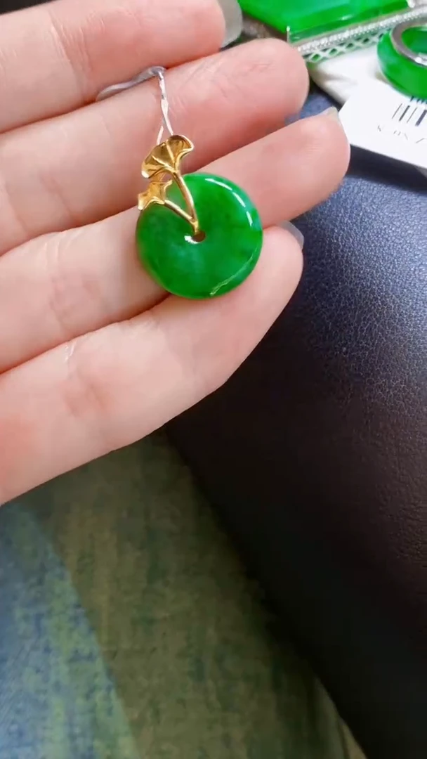 颈饰18K金镶嵌翡翠扣