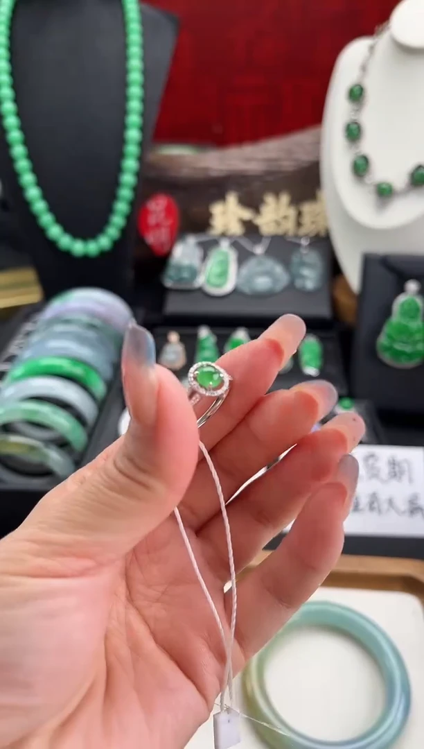 18K金镶嵌戒指翡翠戒指