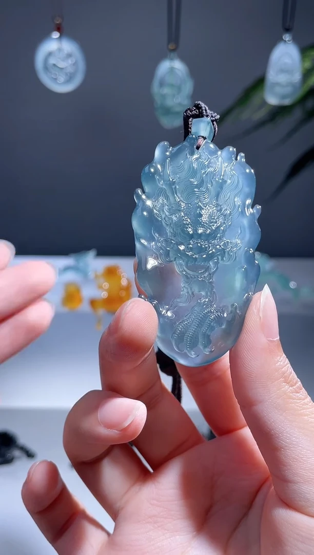 翡翠未镶嵌颈饰龙牌