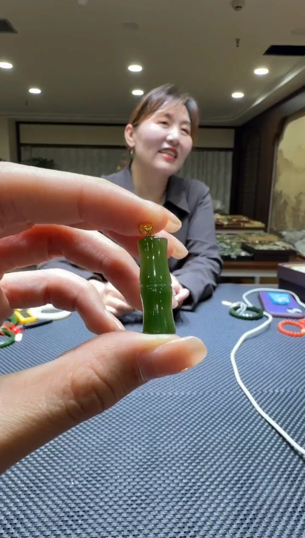 颈饰18K金镶嵌和田玉挂件