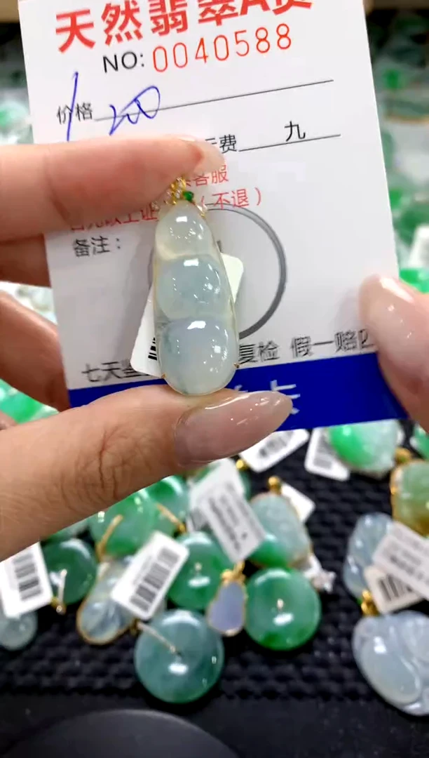 翡翠18K金镶嵌颈饰1111111111111111