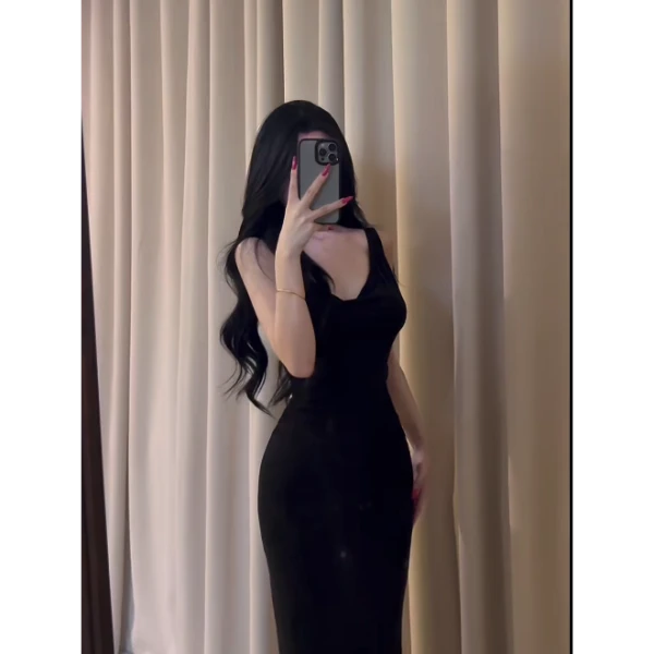 法式黑色挂脖连衣裙子女2025新款夏季显瘦气质高级感修身包臀长裙