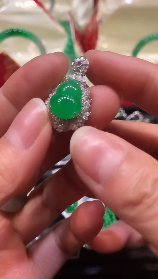 【闪购商品】翡翠吊坠(不含链)18K金镶嵌葫芦 